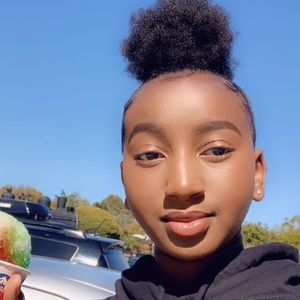 Meet your Posher, Khadija